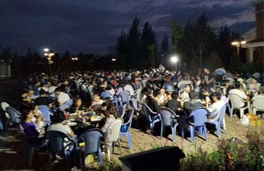 夜幕降臨，燒烤大趴開(kāi)始！